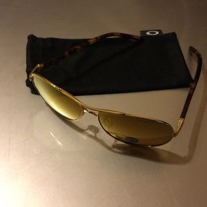 Oakley.  Feedback polarized